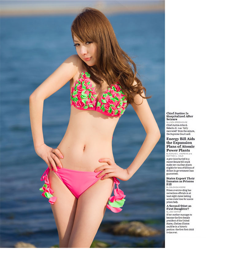 ***หมดค่ะ***บิกินี่ชุดว่ายน้ำทูพีซ two pieces สีขาวนวลตกแต่งรูปดอกไม้ เล่นดีเทลที่สายผูกตกแต่งคล้ายดอกไม้ห้อยเรียงเป็นชั้นๆ น่ารักมากๆ ค่ะ