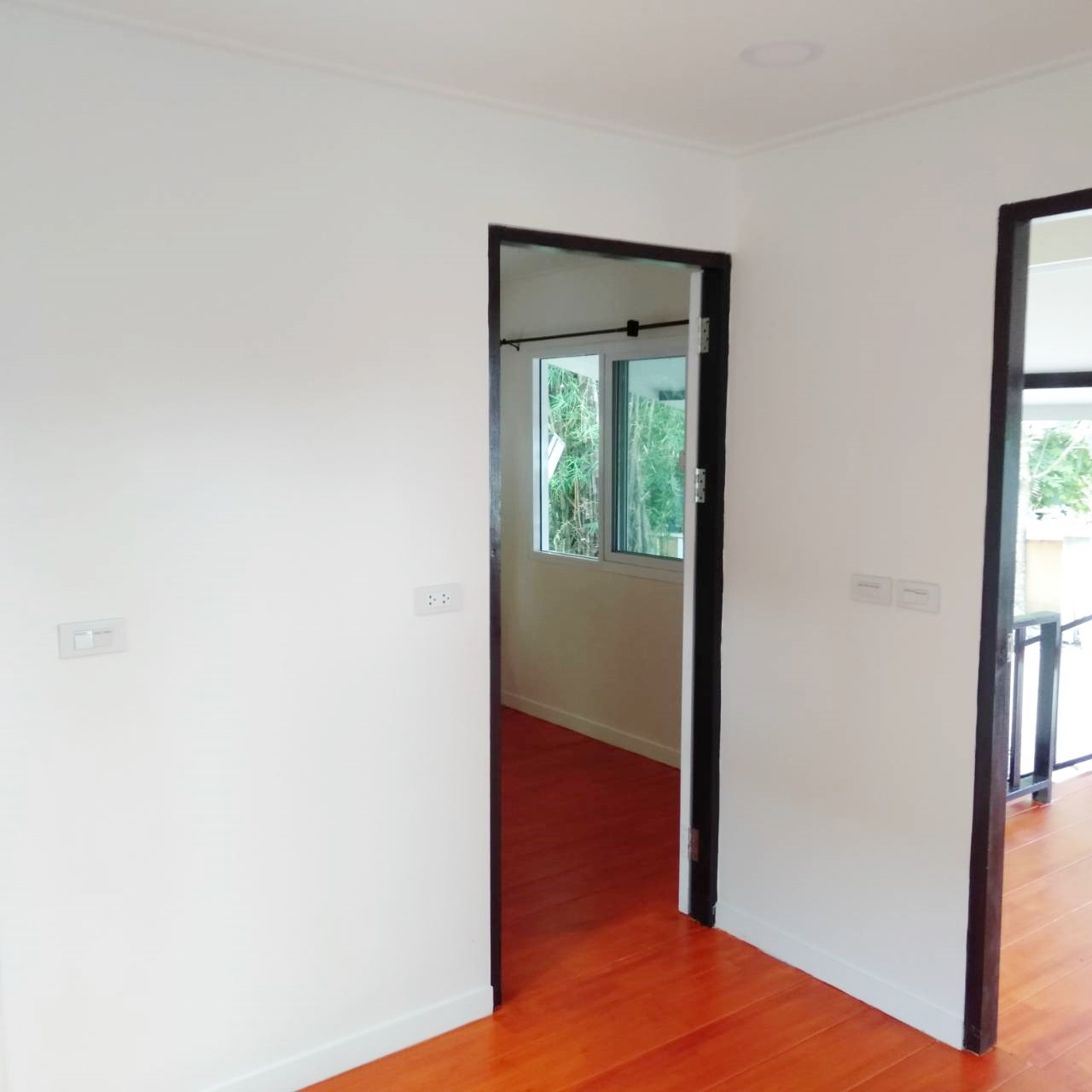 บ้านน็อคดาวน์ หลังนี้ ขนาด 4*6 เมตร พร้อมระเบียงหลังคาคุม ขนาด2*6เมตรเต็มหน้าบ้าน และระเบียงขนาด 2*3 เมตร