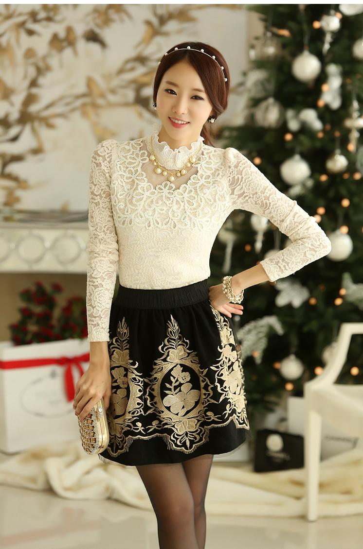***พร้อมส่ง***เสื้อลูกไม้ ตกแต่งคอด้วยระบายสวยหรู ช่วงอกตกแต่งรูปดอกไม้ สวยเหมือนแบบค่ะ