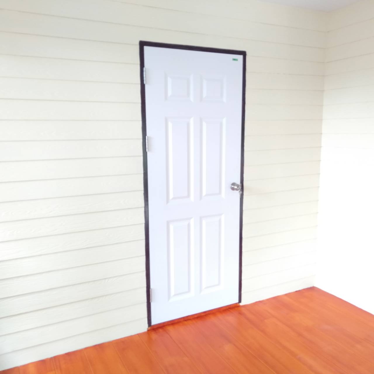 บ้านน็อคดาวน์ หลังนี้ ขนาด 4*6 เมตร พร้อมระเบียงหลังคาคุม ขนาด2*6เมตรเต็มหน้าบ้าน และระเบียงขนาด 2*3 เมตร