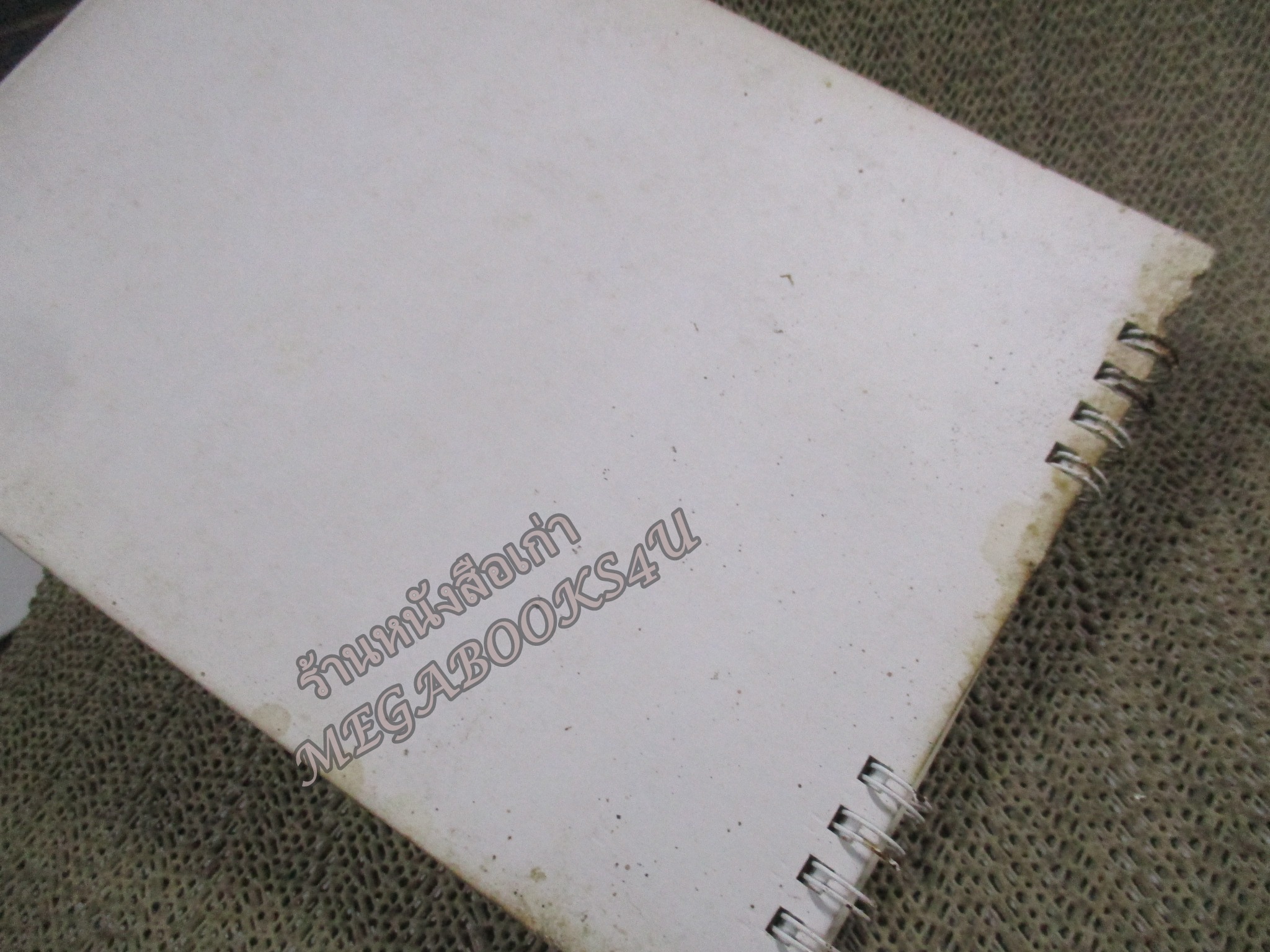 ปฏิทินตั้งโต๊ะ PENTHOUSE 2011 สภาพปานกลาง หน้าปกมีรอยเปื้อน และมีรอยกระดาษติดกัน 2 แผ่น ตามภาพ และด้านบนของกระดาษแข็งมีรอยเปื้อน