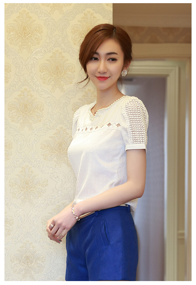 **หมดค่ะ**เสื้อใส่ทำงานแขนสั้นสีขาว คอประดับแถบผ้าโปร่งสี่เหลี่ยม ดีเทลตกแต่งมุกที่คอ เนื้อผ้านูนเป็นรูปวงกลม นูนๆช่วงแขน สวยคุณภาพดีเหมือนแบบค่ะ