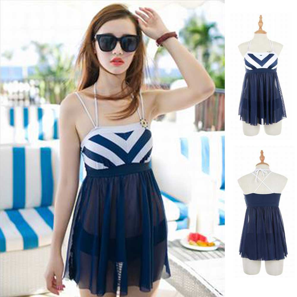 **พร้อมส่ง**ชุดว่ายน้ำวันพีชสีน้ำเงินกรมท่า two-pieces บิกินี่่+เสื้อผูกโบว์ด้านหลังดีเทลใช้ลายทางตัดกันเป็นทรงสามเหลี่ยม ทำให้หุ่นผอมเพรียวดู sexy พร้อมเข็มกลัดรูปพวงมาลัยเรือ น่ารัก ไม่โป๊คร้า สวยน่ารักเหมือนแบบค่ะ