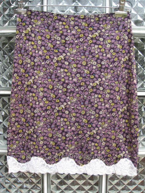 กระโปรงแฟชั่น สีม่วง ลายดอกไม้น่ารัก เย็บลูกไม้ที่ชายกระโปรง