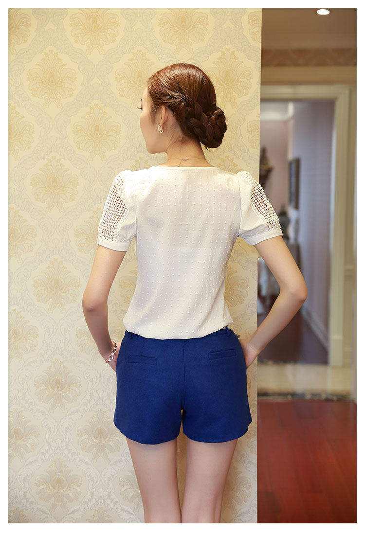 **หมดค่ะ**เสื้อใส่ทำงานแขนสั้นสีขาว คอประดับแถบผ้าโปร่งสี่เหลี่ยม ดีเทลตกแต่งมุกที่คอ เนื้อผ้านูนเป็นรูปวงกลม นูนๆช่วงแขน สวยคุณภาพดีเหมือนแบบค่ะ