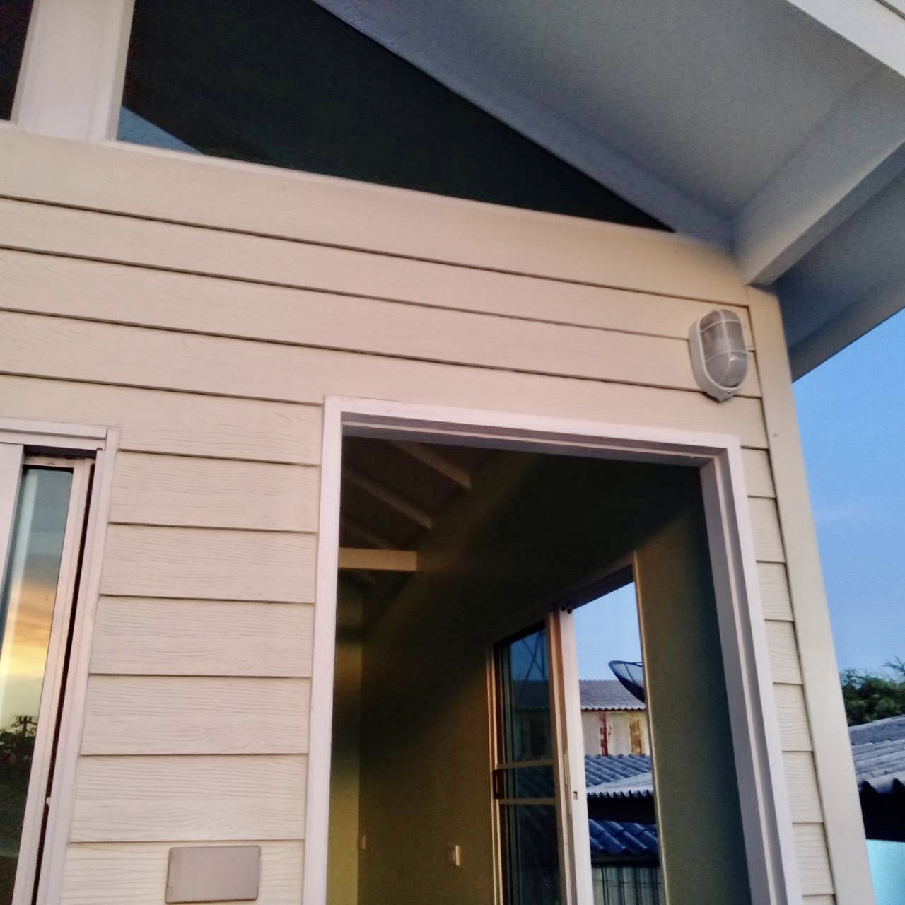 บ้านหลังนี้ ขนาด 3*5.5 ระเบียงด้าน 3 เมตร ยาว 1*3 เมตร ยกสูง 2.20 เมตร