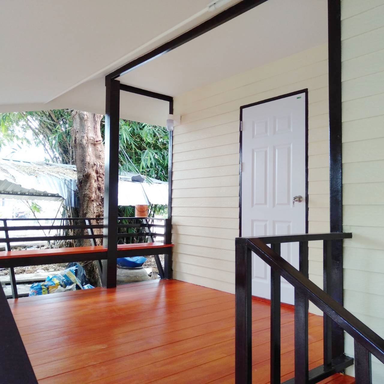 บ้านน็อคดาวน์ หลังนี้ ขนาด 4*6 เมตร พร้อมระเบียงหลังคาคุม ขนาด2*6เมตรเต็มหน้าบ้าน และระเบียงขนาด 2*3 เมตร