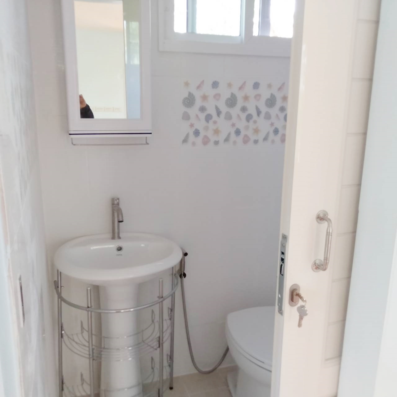 บ้านขนาด 4*7 เมตร ราคารวมเป็นเงินทั้งสิ้น 370,000 บาทพร้อมระเบียงขนาด 2*4 เมตร