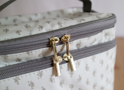 ❌เลิกจำหน่าย❌ (มีกล่อง) IENA กระเป๋าใส่เครื่องสำอาง 2 ชั้น สามารถเก็บเครื่องสำอางที่คุณใช้ทุกวัน