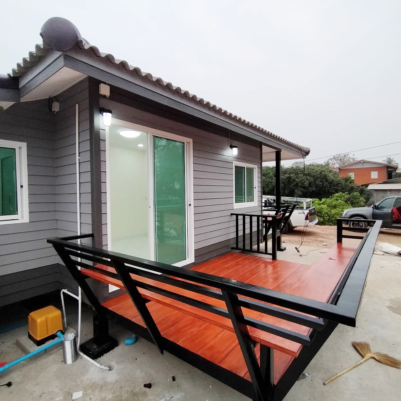 บ้านน็อคดาวน์ ขนาด 4*6 เมตร และมีครัวต่อด้านข้าง ขนาด 3*2 เมตร