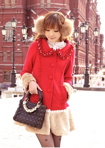 ***พร้อมส่ง size S ***เสื้อโค้ทกันหนาวสีแดง ตกแต่งระบายรอบปก ช่วงแขนและชายเสื้อติดเฟอร์สีน้ำตาล ติดกระดุมด้านหน้า สวยเหมือนแบบค่ะ