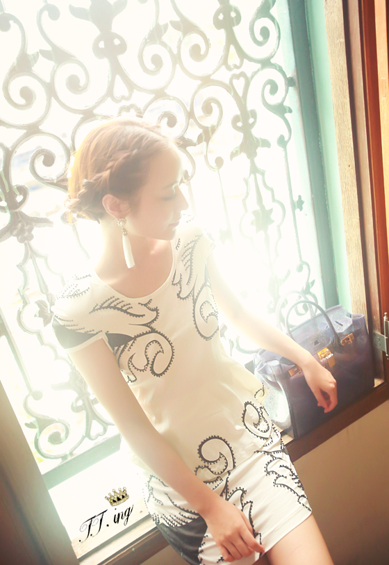 ***หมดค่ะ***ชุดทำงานสีขาวทรงเอ ลายพิมพ์เก๋ที่แขนเสื้อ และกระโปรง ชายเสื้อตัดปล่อยพลิ้ว น่ารักมากค่ะ