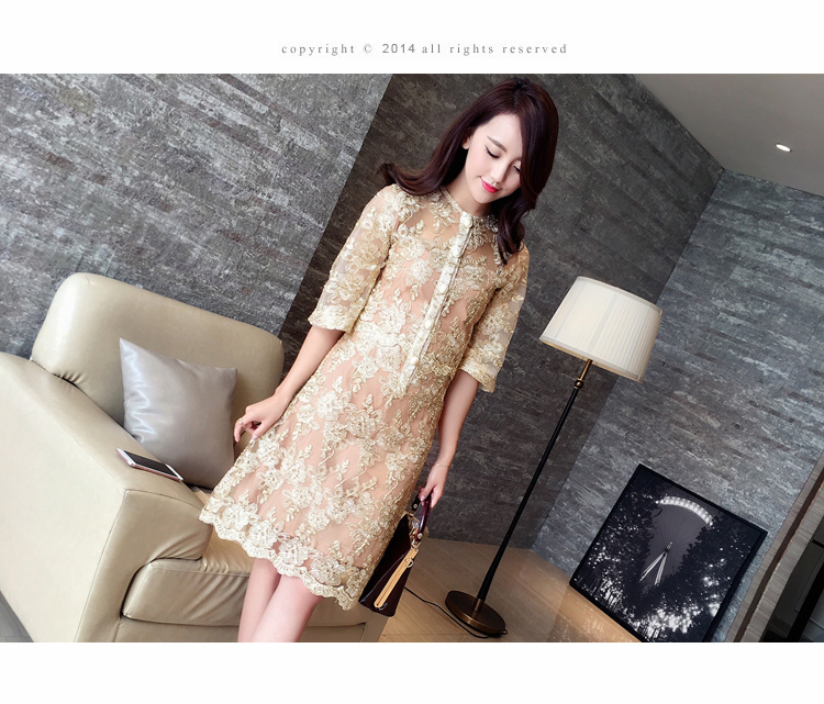 **หมดค่ะ**เดรสผ้าลูกไม้ปักสีทอง ลายดอกไม้ กระดุมผ้าหน้าอก เดรสเข้ารูปช่วงเอว แขนยาวสามส่วน มีซับในสายเดี่ยวสีน้ำตาลทอง (ปรับความยาวสายที่ไหล่ได้) สวยหรูมากๆค่ะ