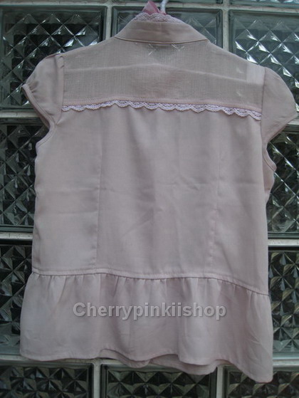 เสื้อสีชมพูอ่อน แขนตุ๊กตาเล็กๆ เย็บลูกไม้ที่คอเสื้อ ใส่แล้วดูเป็นสาวหวานน่ารัก