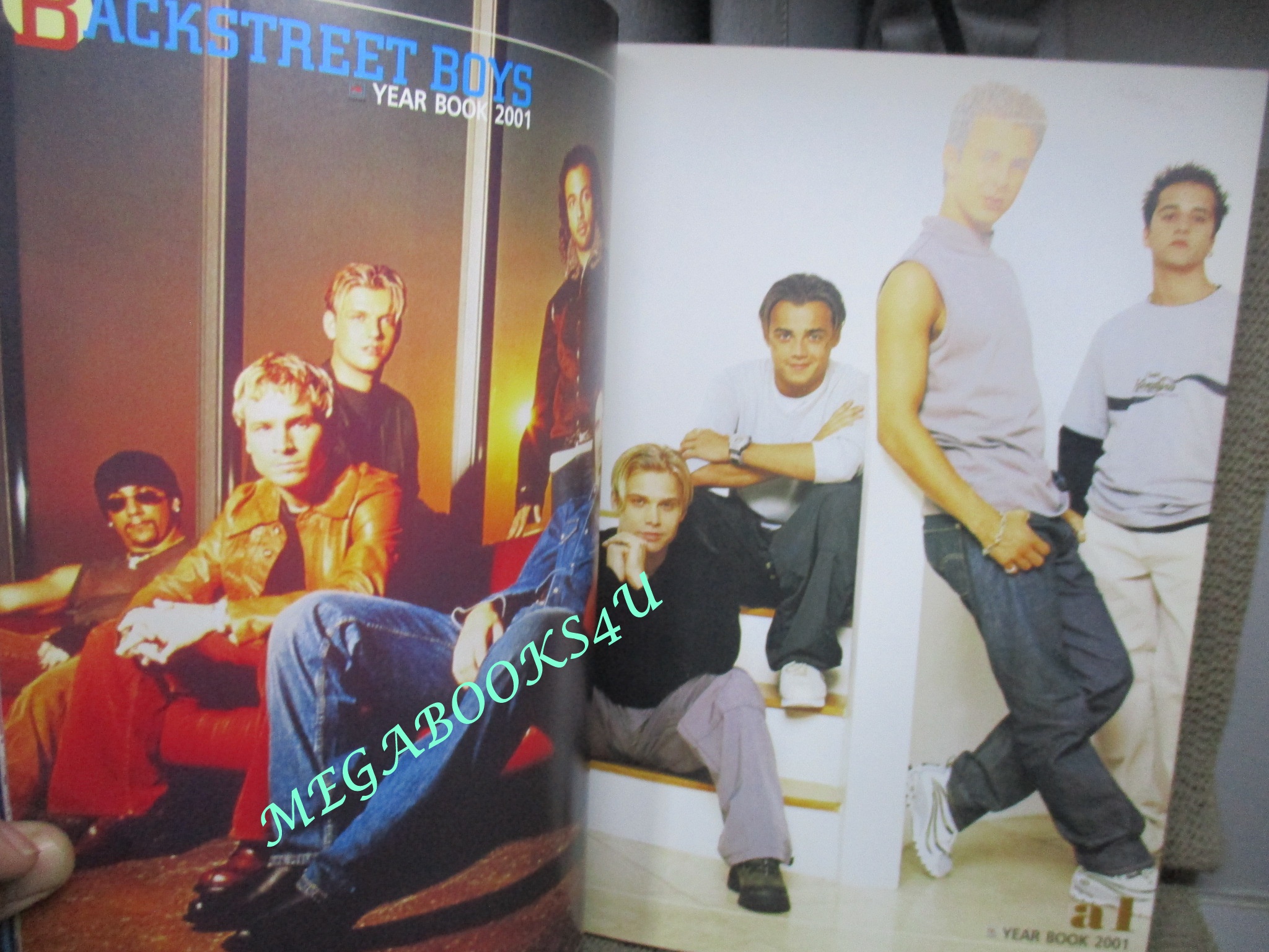 หนังสือเพลงพร้อมคอร์ดกีตาร์ THE GUITAR YEAR BOOK 2001 ตำหนิ มีหน้าแบะออก เจ้าของเดิมติดเทปใส และหยอดกาวไว้ กระดาษจะเหลื่อมกันหน่อยๆ