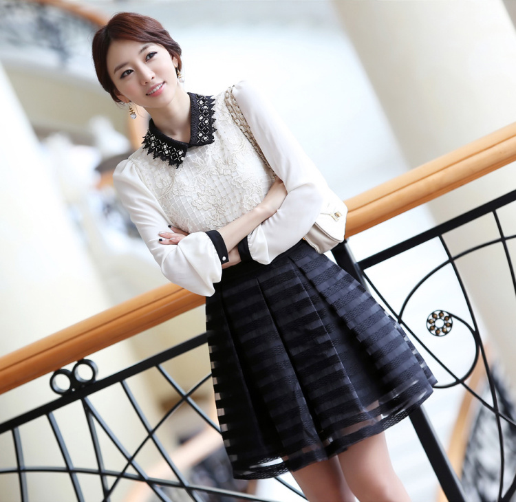 ***หมดค่ะ***เสื้อด้านหน้าผ้าลูกไม้ปักดิ้นทอง ต่อปกเสื้อสีดำปักมุก แขนยาว แต่งแถบปลายแขนสีดำ