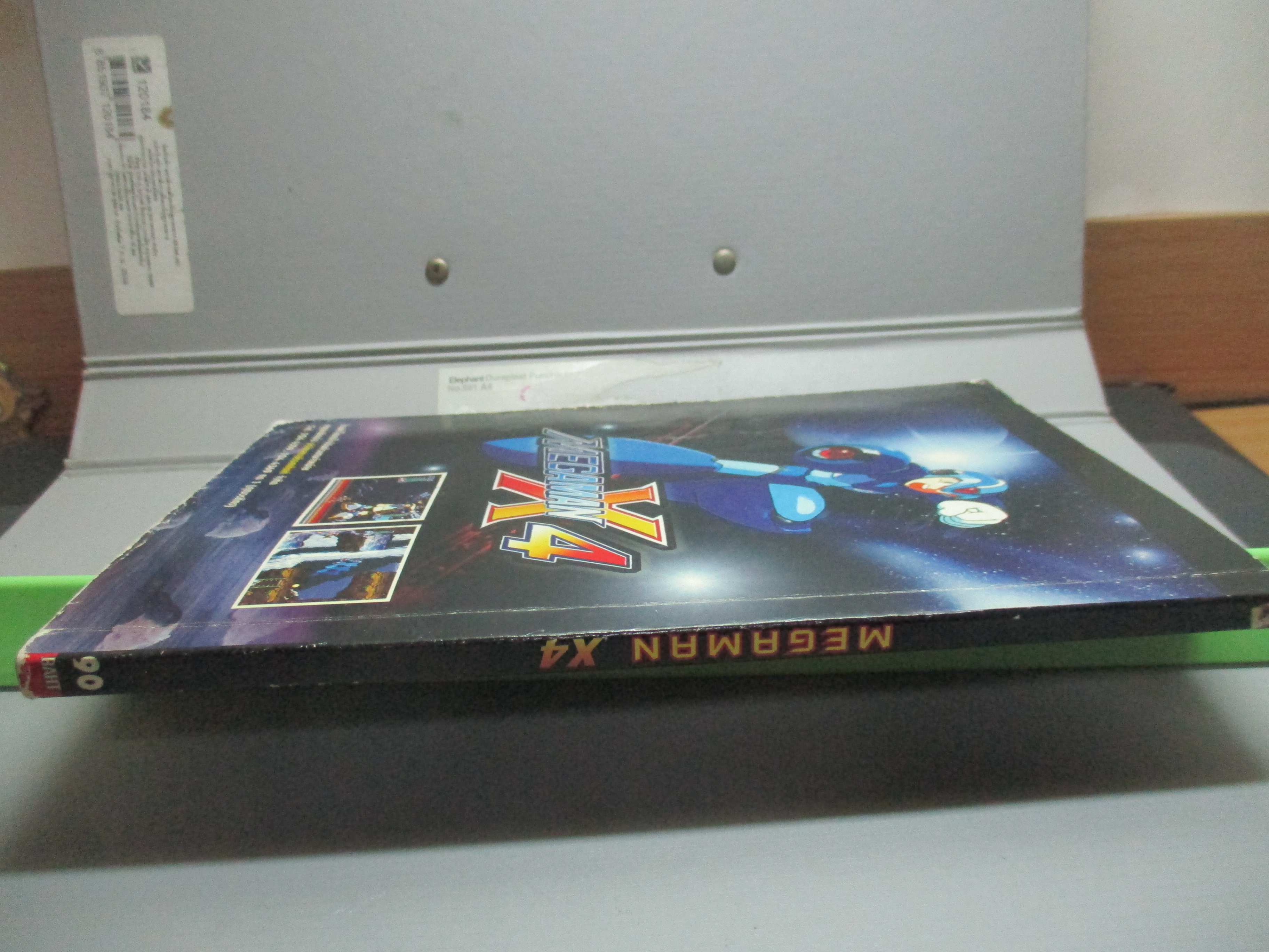 หนังสือคู่มือเฉลยเกมส์ MEGAMAN X4 สภาพเก่าหน่อย