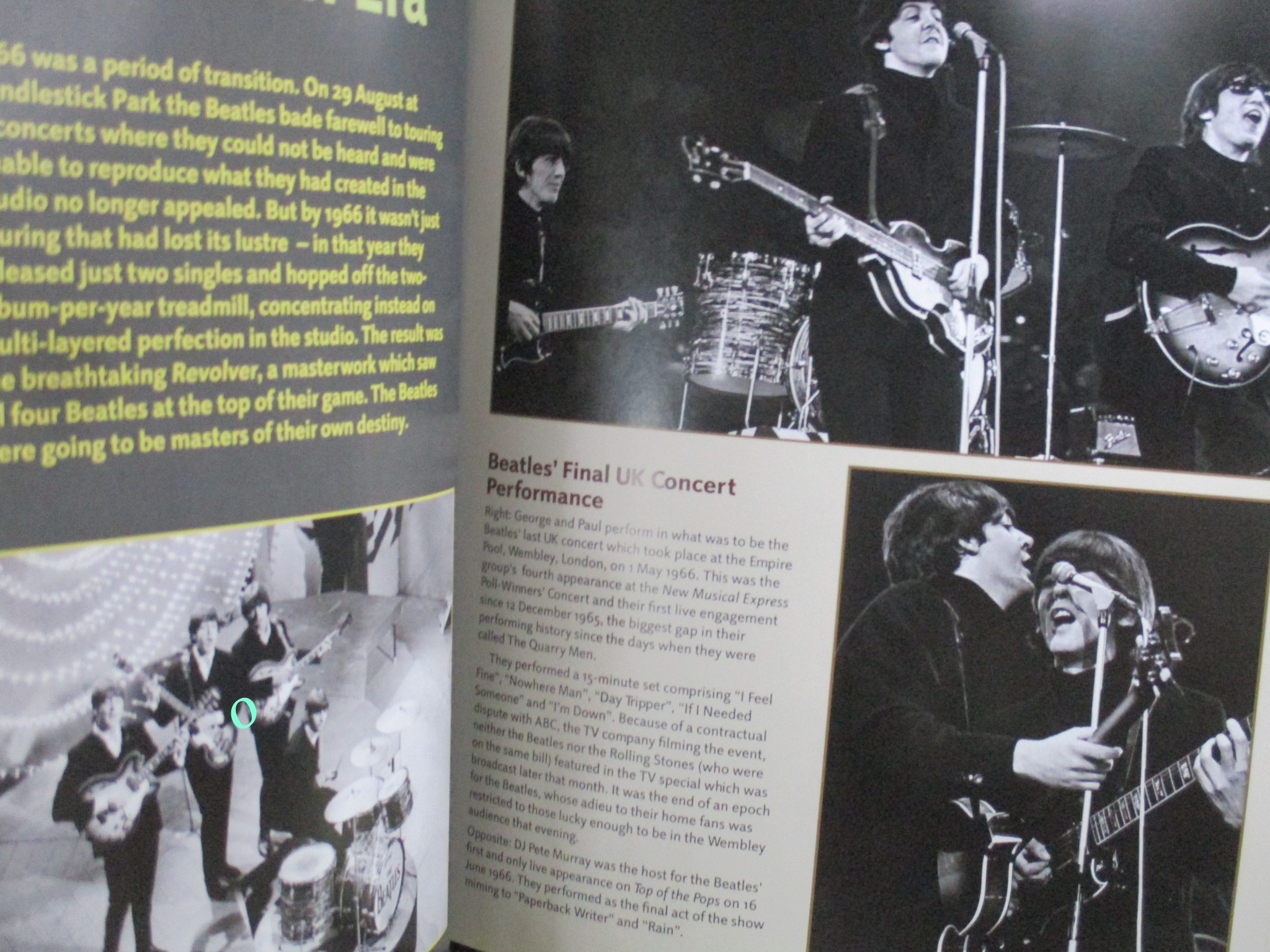 หนังสือประวัติ วงเดอะบีเทิลส์ THE BEATLES ARE COMING + CD