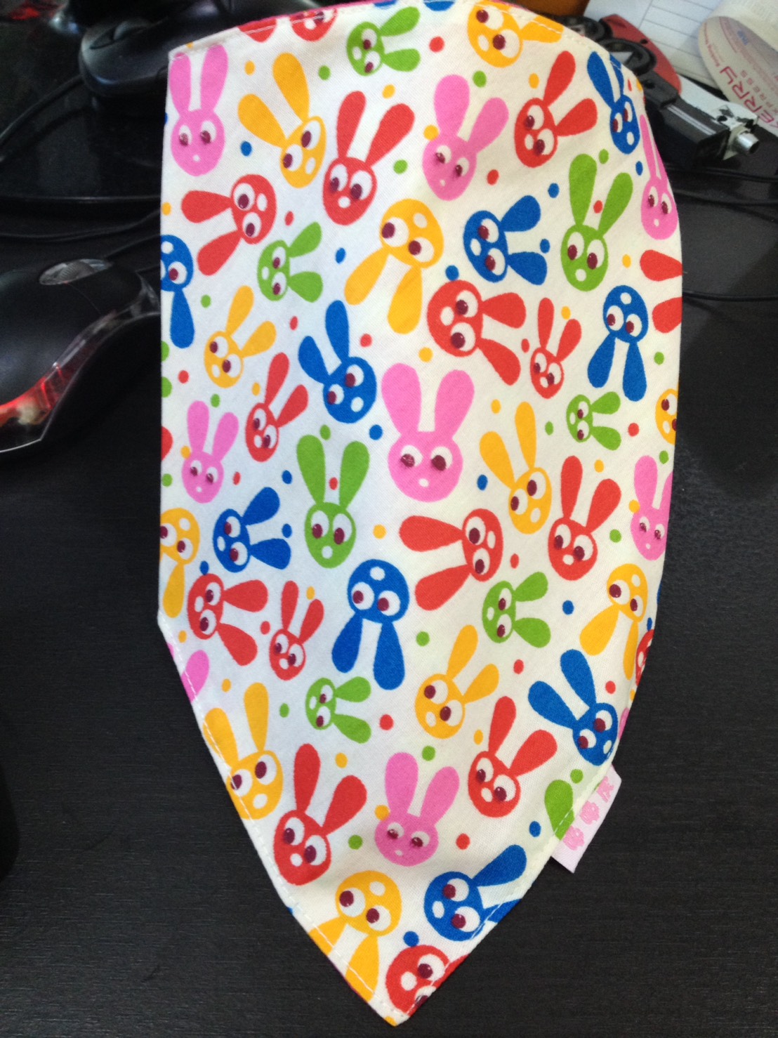 ผ้าพันคอกันเปื่อนสามเหลี่ยมรุ่นกระดุมแป๊ก มีลายทั้ง 2ด้าน