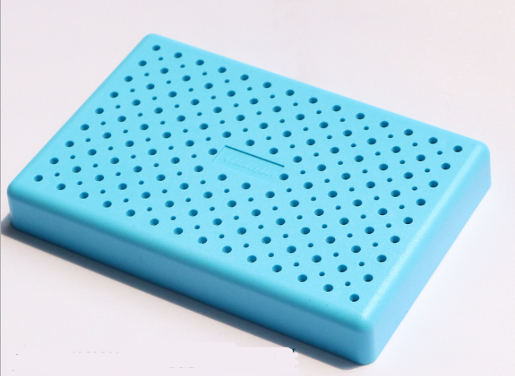 แท่นเสียบ สำหรับคลิปพ่นสีแบบก้าน ขนาด 15x20x2 cm รูเสียบ ขนาด 1.8 และ3.0 mm.