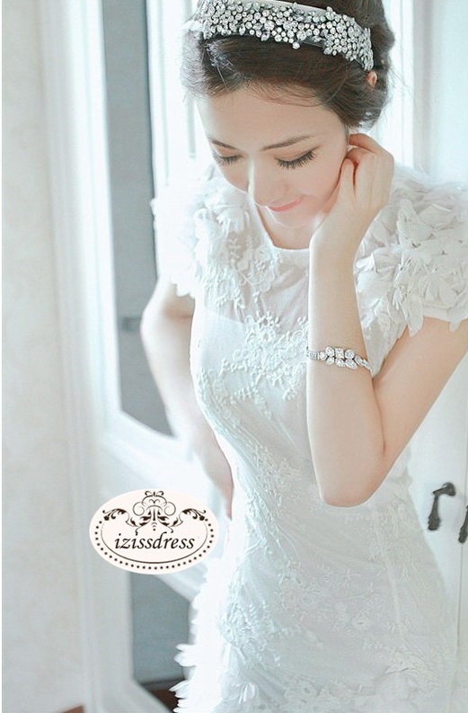 ***หมดค่ะ***เดรสตัวเสื้อผ้าลูกไม้สีขาว แต่งดอกที่ช่วงบนและช่วงปลายกระโปรงทรงเข้ารูปสวยเหมือนแบบค่ะ