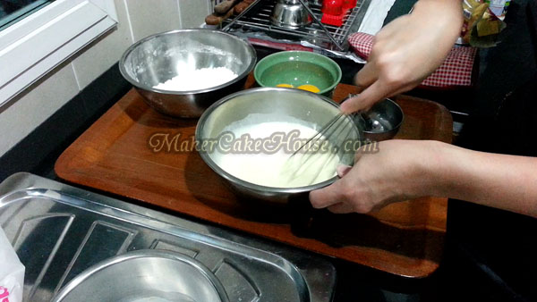 ขั้นตอนการคนส่วนผสมนมสด ครีมชีส และเนยเค็มให้เข้ากัน