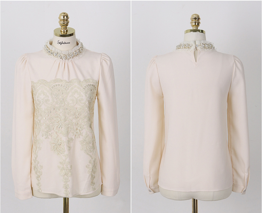 **หมดค่ะ**เสื้อใส่ทำงานผ้าชีฟองสีขาวครีมแขนยาว ดีเทลตกแต่งช่วงคอด้วยระบายแถบผ้าลูกไม้สีขาวครีม ติดเพชรล้อมรอบด้วยมุกเลื่อมสีทอง สวยคุณภาพดีเหมือนแบบค่ะ