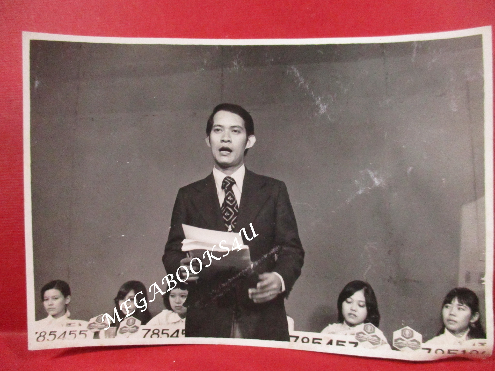 ภาพถ่ายขาวดำ ประภัทร์ ศรลัมพ์ ขนาด 3.5 * 5.5 นิ้ว ตำหนิ มุมล่างขาวมือ มีรอยพับ ภาพมีรอยถลอกเล็กๆกลางภาพ