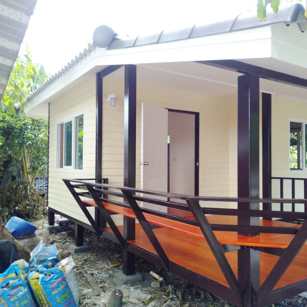 บ้านน็อคดาวน์ หลังนี้ ขนาด 4*6 เมตร พร้อมระเบียงหลังคาคุม ขนาด2*6เมตรเต็มหน้าบ้าน และระเบียงขนาด 2*3 เมตร