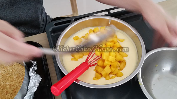 ขั้นตอนการนำเนื้อมะม่วงผสมส่วนผสมครีมชีส เพื่อทำมะม่วงครีมชีส