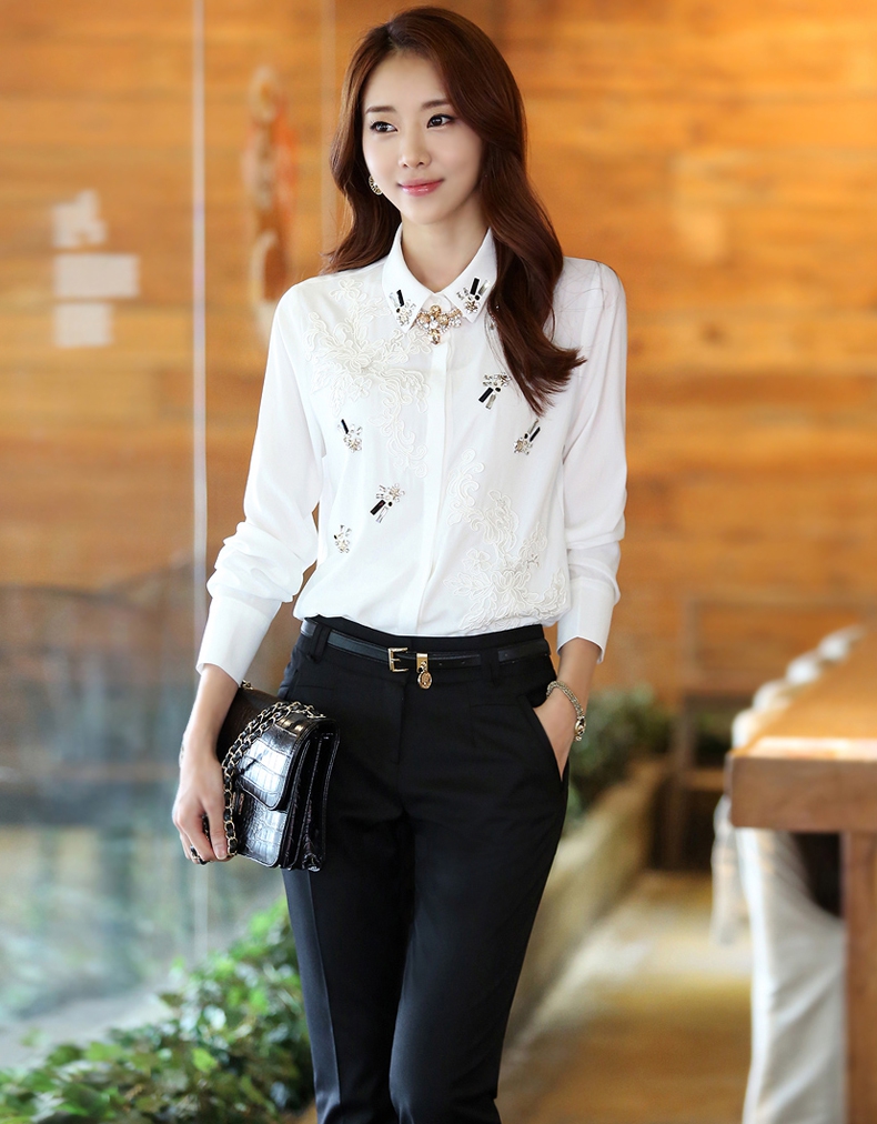 **หมดค่ะ***เสื้อเชิ้ตใส่ทำงานผ้าชีฟองสีขาว ดีเทลตกแต่งลูกปัดและเพชรช่วงปกเสื้อ และลูกไม้แขนยาว สวยคุณภาพดีเหมือนแบบค่ะ