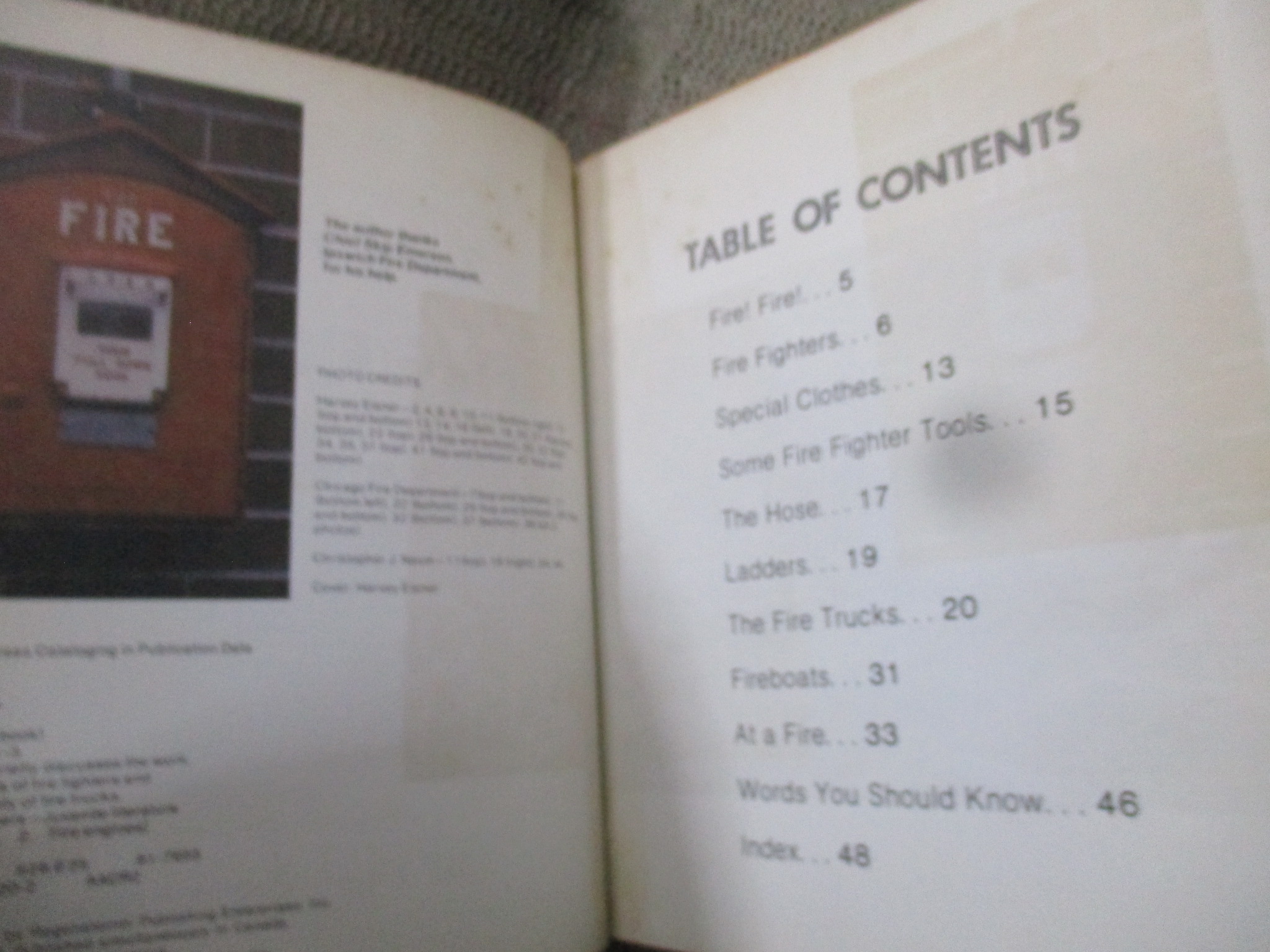 หนังสือ A New True Book : FIRE FIGHTERS (ภาษาอังกฤษ) กระดาษมีจุดเหลือง สภาพดี ห่อปกพลาสติก