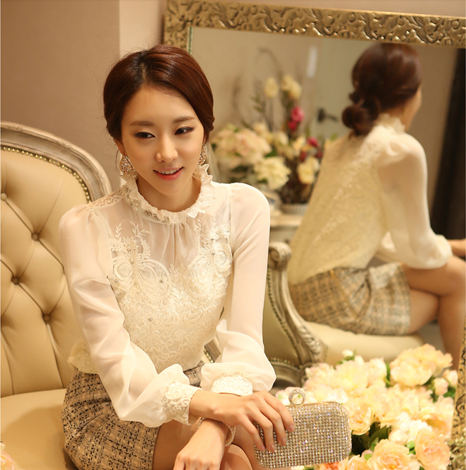 **หมดค่ะ**เสื้อใส่ทำงานผ้าชีฟองสีขาวแขนยาว คอตั้งมีระบายติดลูกปัดสีเงินผสมมุก ดีเทลตกแต่งช่วงอกด้วยแถบลูกไม้สีขาว สวยคุณภาพดีเหมือนแบบค่ะ