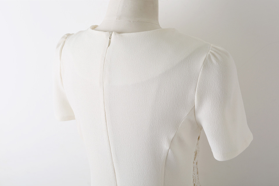 **หมดค่ะ**เสื้อชีฟองสีขาวแขนสั้น ดีเทลตกแต่งลูกไม้ลายดอกไม้สีขาวผสมทอง ติดซิปด้านหลัง มีซับใน สวยคุณภาพดีเหมือนแบบค่ะ