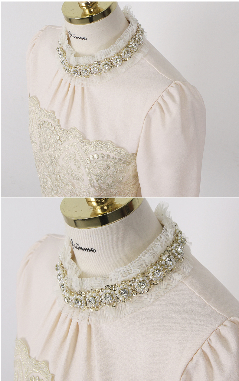 **หมดค่ะ**เสื้อใส่ทำงานผ้าชีฟองสีขาวครีมแขนยาว ดีเทลตกแต่งช่วงคอด้วยระบายแถบผ้าลูกไม้สีขาวครีม ติดเพชรล้อมรอบด้วยมุกเลื่อมสีทอง สวยคุณภาพดีเหมือนแบบค่ะ