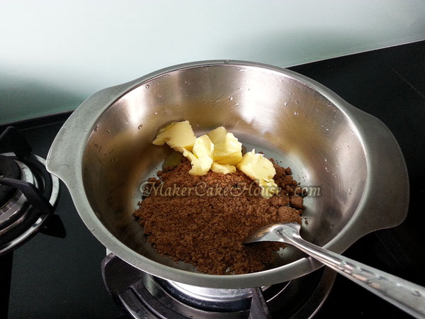ขั้นตอนการนำเนยกับน้ำตาลทรายแดงตั้งไฟ เพื่อทำคาราเมลซอส