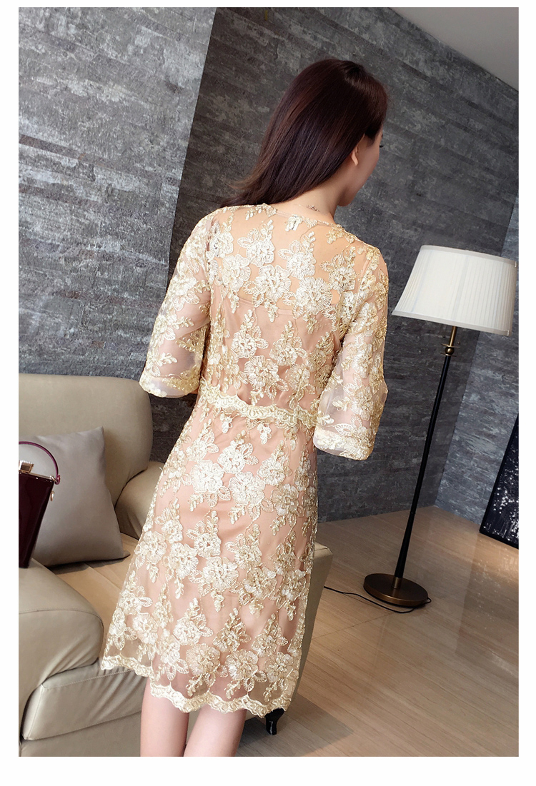 **หมดค่ะ**เดรสผ้าลูกไม้ปักสีทอง ลายดอกไม้ กระดุมผ้าหน้าอก เดรสเข้ารูปช่วงเอว แขนยาวสามส่วน มีซับในสายเดี่ยวสีน้ำตาลทอง (ปรับความยาวสายที่ไหล่ได้) สวยหรูมากๆค่ะ