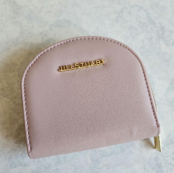 JILL STUART กระเป๋าสตางค์สองพับรูปพระจันทร์ครึ่งเสี้ยวสีชมพูสุดหวาน (มีกล่อง)