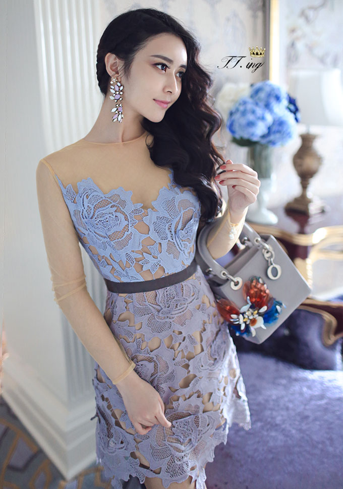 **หมดค่ะ**เดรสใส่ไปงานแต่งสีเนื้อตกแต่งลูกไม้ลายดอกสีฟ้าอ่อนแขนยาว ดีเทลตัดต่อกับผ้าโปร่งซีทรูช่วงไหล่ กระโปรงช่วงล่างใช้ลายดอกไม้สีฟ้าเข้ม สวยหรูหรามากๆ ค่ะ