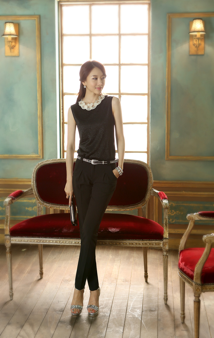 **หมดค่ะ**เสื้อแขนกุดสีดำ แต่งลูกไม้หรูหราช่วงคอ ผ้าทอมีประกายเล็กน้อย สวยดูดีมากๆค่ะ