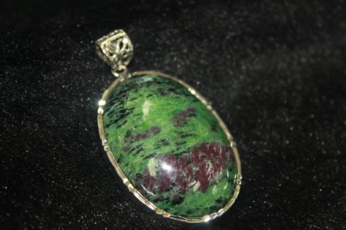 จี้ซอยไซต์รูบี้ (Ruby Zoisite Pendant)