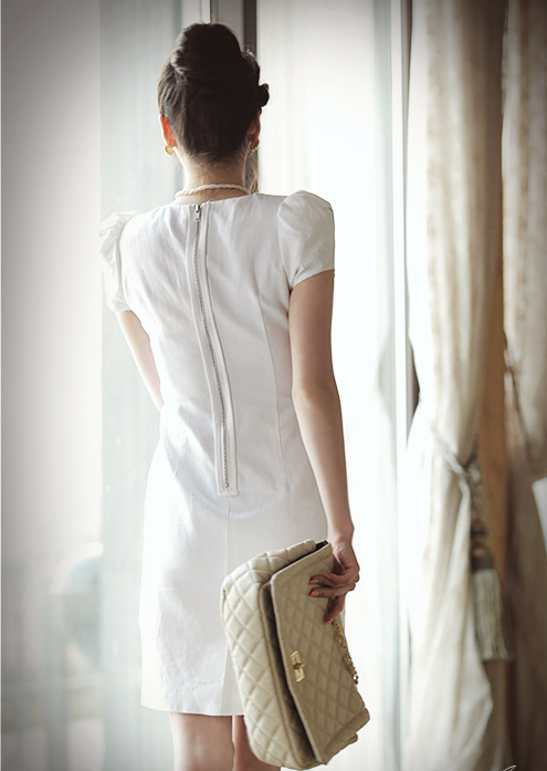 ***หมดค่ะ***เดรสผ้าเนื้อดีสีขาว ทรงสอบแต่งจีบด้านข้างปักลูกปัดแขนสั้น ติดซิปด้านหลังสวยเหมือนแบบค่ะ