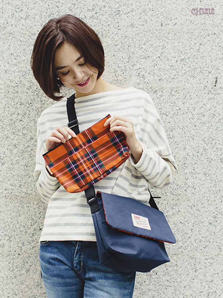 Traditional Weatherwear กระเป๋าสะพายสายปรับได้ ซับด้านในลายสก็อต (ไม่มีใบเล็กด้านในนะคะ)