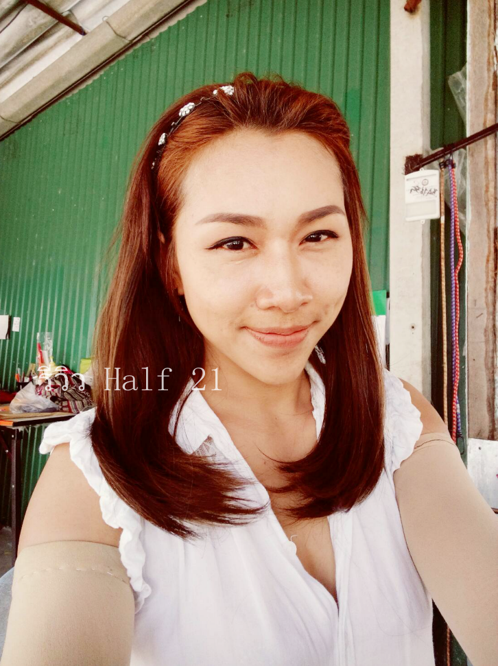 Half 21 วิกครึ่งหัว ผมตรง ปลายงุ้มเล็กน้อย ยาวคลุมไหล่ ทรงสวยมาก ๆจ้าา ( ทรงผมเเละเส้นผมเหมือนจริงเกือบ 100% )