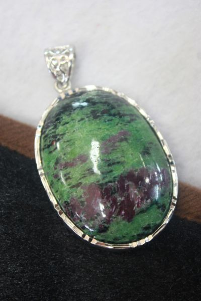 จี้ซอยไซต์รูบี้ (Ruby Zoisite Pendant)