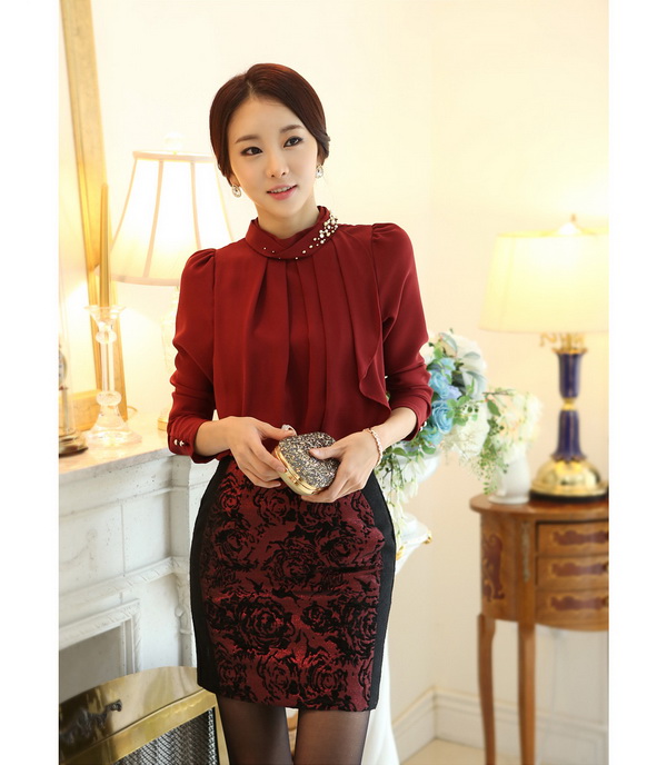 **หมดค่ะ**เสื้อใส่ทำงานผ้าชีฟองสีแดงแขนยาวคอเต่า ดีเทลตกแต่งคอเสื้อด้วยมุกสลับลูกปัดสีทอง สีเงิน สวยคุณภาพดีเหมือนแบบค่ะ