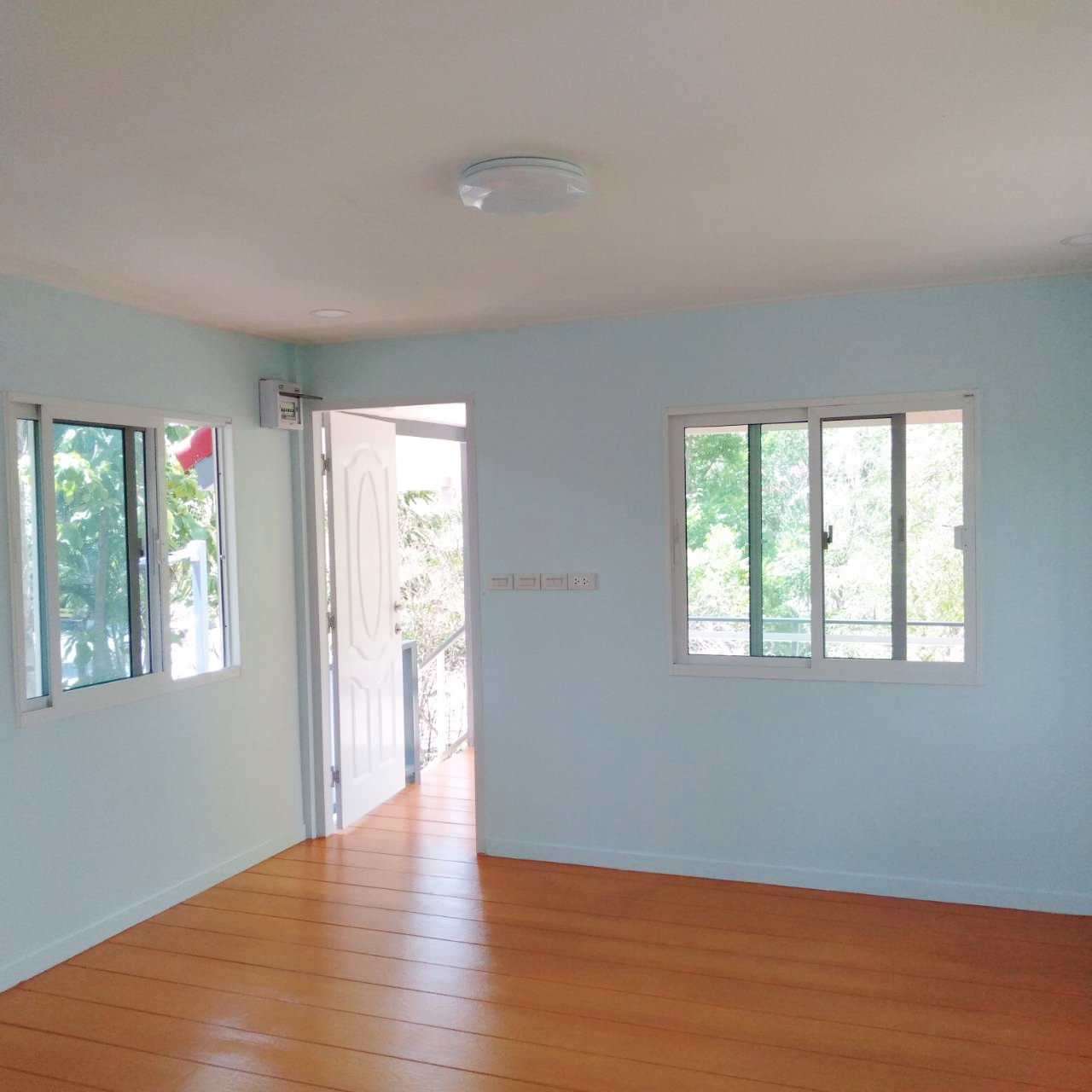 บ้านขนาด 4*7 เมตร ราคารวมเป็นเงินทั้งสิ้น 370,000 บาทพร้อมระเบียงขนาด 2*4 เมตร