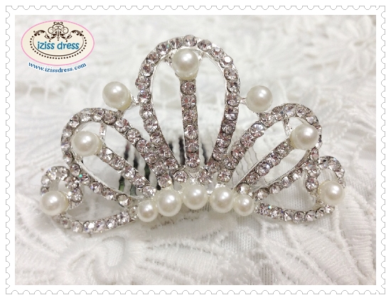**พร้อมส่ง**มงกุฎเพชรประดับมุก ประดับผมแบบหวีสับสำหรับใส่เป็นพร็อพประกอบชุดสไตล์เจ้าหญิง หรือนางฟ้าหรือเดินขบวนพาเหรด สวยมากๆค่ะ