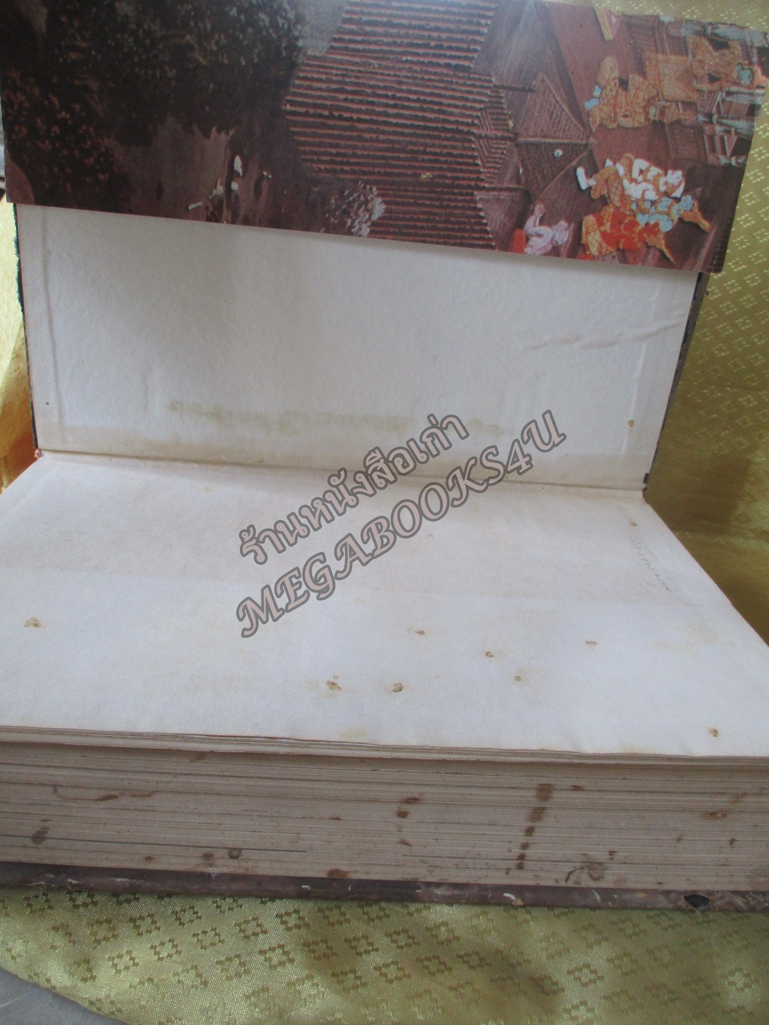 หนังสือ THAILAND พิมพ์ปี 2511 ตำหนิ ขอบปกนอกมีรอบยับ ตามภาพ