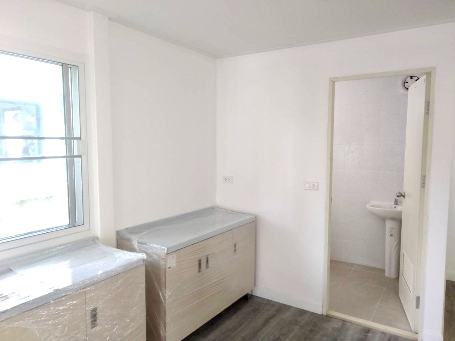 บ้านน็อคดาวน์ สไตล์โมเดิร์น ขนาดบ้าน 4*8 เมตร พร้อมระเบียง 2*3 เมตร ราคา 360,000 บาท